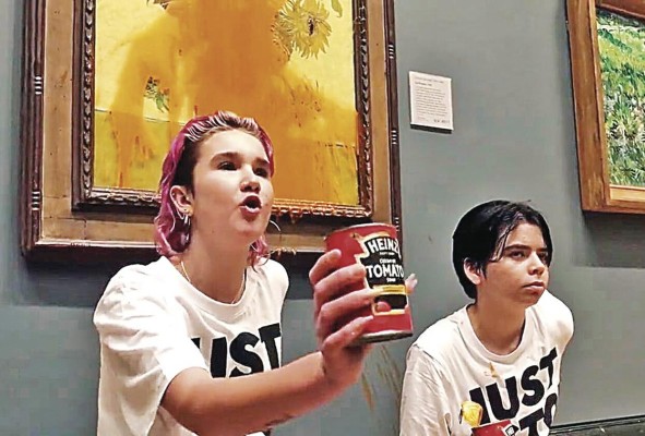 Anna y Phoebe, activistas de Just Stop Oil, en la galería de Londres donde realizaron el 'ataque artístico' a la pintura de Van Gogh. Anna y Phoebe, activistas de Just Stop Oil, en la galería de Londres donde realizaron el 'ataque artístico' a la pintura de Van Gogh.