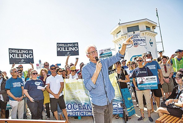 Ted Danson en una manifestación contra la extracción de petróleo en las costas de California. Ted Danson en una manifestación contra la extracción de petróleo en las costas de California.