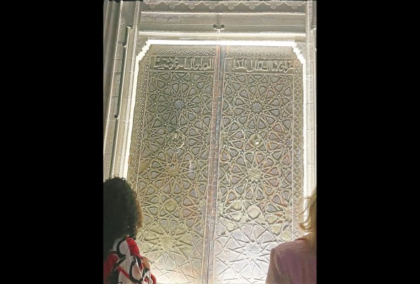 Puerta de madera de dos hojas recubierta de bronce y placas y tiras de cobre y latón, del período de la dinastía Artuqid. Puerta de madera de dos hojas recubierta de bronce y placas y tiras de cobre y latón, del período de la dinastía Artuqid.