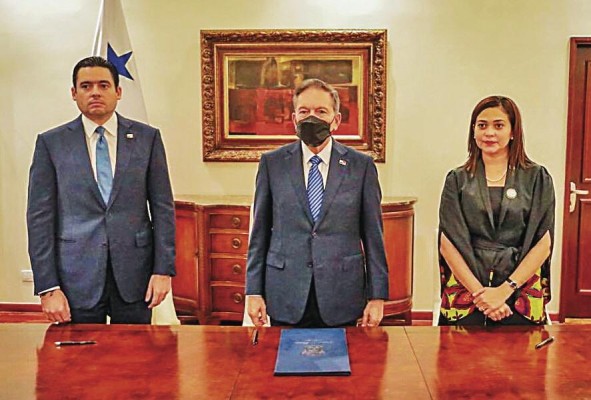 La nueva canciller Janaina Tewaney tomó ayer posesión del cargo ante la presencia del presidente Laurentino Cortizo y del vicepresidente José Gabriel Carrizo. La nueva canciller Janaina Tewaney tomó ayer posesión del cargo ante la presencia del presidente Laurentino Cortizo y del vicepresidente José Gabriel Carrizo.