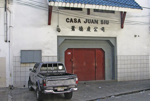 La Casa Juan Siu fue por mucho tiempo la tienda de productos chinos más importante y donde hacían las compras de los ingredientes necesarios para una receta auténticamente china. Fue también el establecimiento que popularizó los productos chinos entre los panameños. Muy cerca de allí, la Casa del Té, una tienda especializada en la venta de las mil especies de té chino. Aquí, muchos panameños probaron también la eficiencia de la acupuntura, las infusiones, y el 'chi gong' para los males que los aquejaban. La Casa Juan Siu fue por mucho tiempo la tienda de productos chinos más importante y donde hacían las compras de los ingredientes necesarios para una receta auténticamente china. Fue también el establecimiento que popularizó los productos chinos entre los panameños. Muy cerca de allí, la Casa del Té, una tienda especializada en la venta de las mil especies de té chino. Aquí, muchos panameños probaron también la eficiencia de la acupuntura, las infusiones, y el 'chi gong' para los males que los aquejaban.