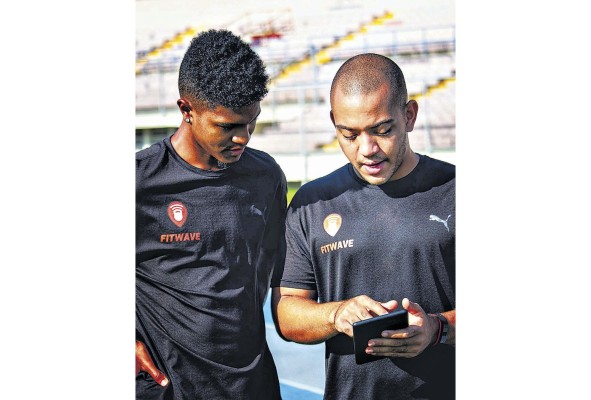 Con ayuda de profesionales, los futbolistas pueden ser reclutados por clubes internacionales Con ayuda de profesionales, los futbolistas pueden ser reclutados por clubes internacionales