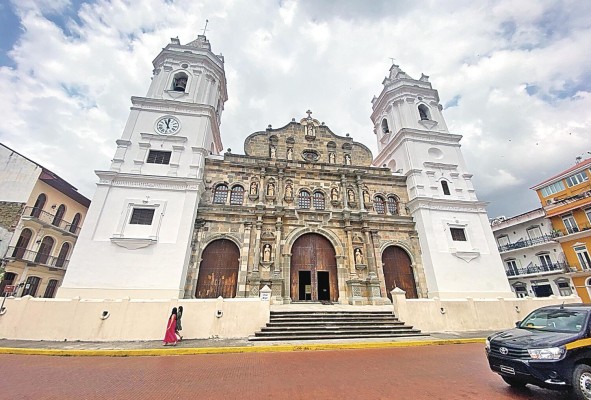 Fachada y torres de la Catedral Basílica Santa María la Antigua. Su construcción data de los siglos XVII y XVIII. Fachada y torres de la Catedral Basílica Santa María la Antigua. Su construcción data de los siglos XVII y XVIII.
