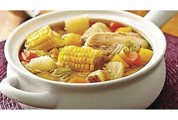 El sancocho de gallina es una receta considerada autóctona, pero sus ingredientes son de diferentes partes del mundo. El sancocho de gallina es una receta considerada autóctona, pero sus ingredientes son de diferentes partes del mundo.