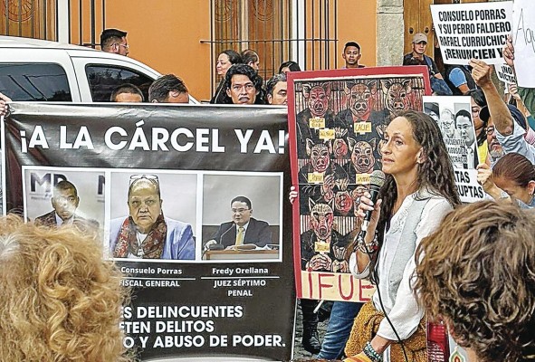 Al borde del hartazgo y la indignación, la sociedad civil se reunió frente a las distintas entidades públicas para clamar el respeto por la democracia. Al borde del hartazgo y la indignación, la sociedad civil se reunió frente a las distintas entidades públicas para clamar el respeto por la democracia.