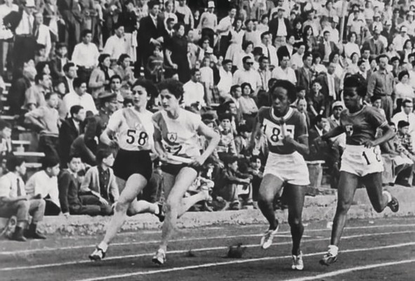 Carlota Gooden recibe el testigo de Silvia Hunt (extremo derecho), durante la final de los 100 metros planos del Iberoamericano Atlético de Chile 1960. Carlota Gooden recibe el testigo de Silvia Hunt (extremo derecho), durante la final de los 100 metros planos del Iberoamericano Atlético de Chile 1960.