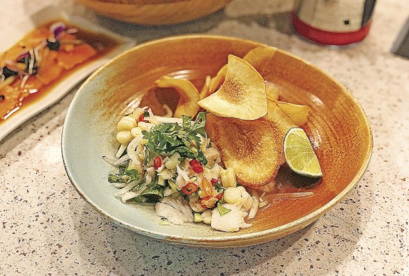 Ceviche peruano, al fondo, tiradito de salmón. Ceviche peruano, al fondo, tiradito de salmón.