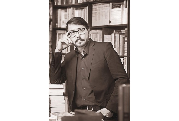 Esteban rompió récord en ventas con su trilogía 'El Guayacal', que forma parte de la Biblioteca del Congreso de Estados Unidos, en Washington. Esteban rompió récord en ventas con su trilogía 'El Guayacal', que forma parte de la Biblioteca del Congreso de Estados Unidos, en Washington.
