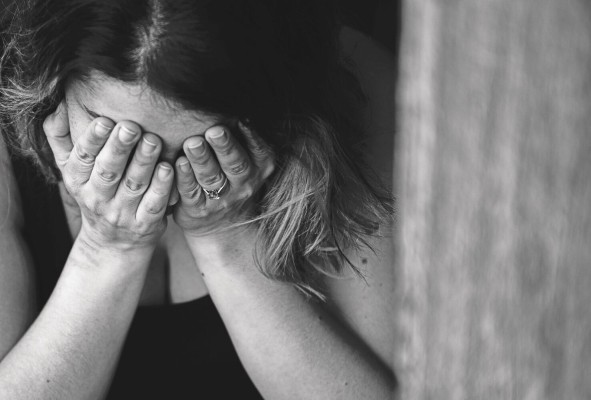 El afectado acostumbra encubrir sus emociones y simula no importarle lo que sucede a su alrededor. El afectado acostumbra encubrir sus emociones y simula no importarle lo que sucede a su alrededor.