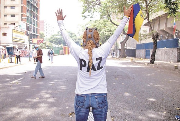 Venezuela vive una profunda crisis política, económica y social que comenzó durante el gobierno de Hugo Chávez y que ha continuado con su sucesor Nicolás Maduro. Venezuela vive una profunda crisis política, económica y social que comenzó durante el gobierno de Hugo Chávez y que ha continuado con su sucesor Nicolás Maduro.