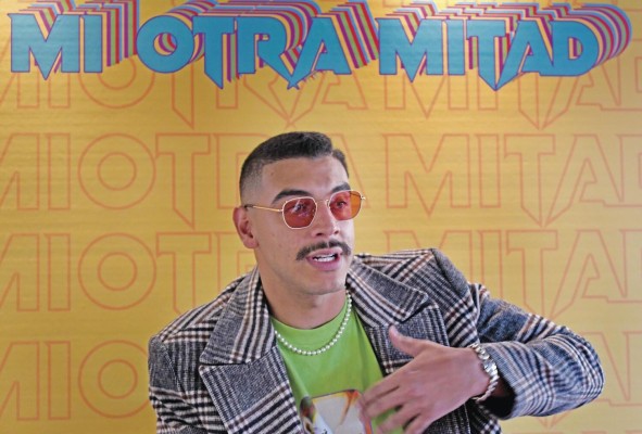 El cantautor colombiano navega en el género pop y apuesta sin titubeos por seguirle la pista al amor y el romance a través de la música. El cantautor colombiano navega en el género pop y apuesta sin titubeos por seguirle la pista al amor y el romance a través de la música.