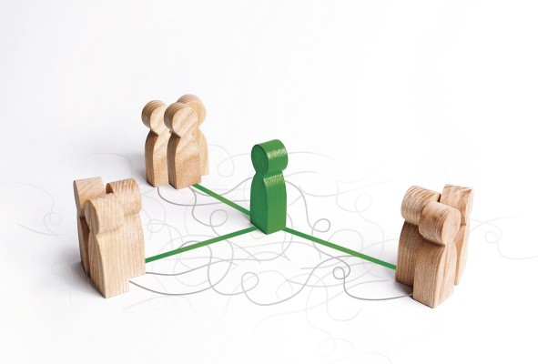 Los discursos y la toma de posición frente al paradigma protección-problematización que se plantea desde el poder constituyente, se concentran en torno a la siguiente tesis: la inercia, la gradualidad y el shock Los discursos y la toma de posición frente al paradigma protección-problematización que se plantea desde el poder constituyente, se concentran en torno a la siguiente tesis: la inercia, la gradualidad y el shock