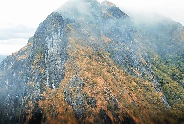 La Sagrada Montaña, Cerro Peña Blanca, en donde todavía se rinde tributo a Jirondai en la Comarca Ngäbe Buglé La Sagrada Montaña, Cerro Peña Blanca, en donde todavía se rinde tributo a Jirondai en la Comarca Ngäbe Buglé