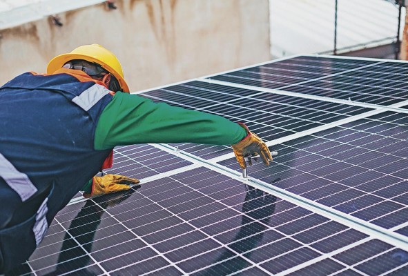 Las personas que están evaluando instalar un sistema solar deben tener cuidado con la empresa que hace la oferta. Las personas que están evaluando instalar un sistema solar deben tener cuidado con la empresa que hace la oferta.