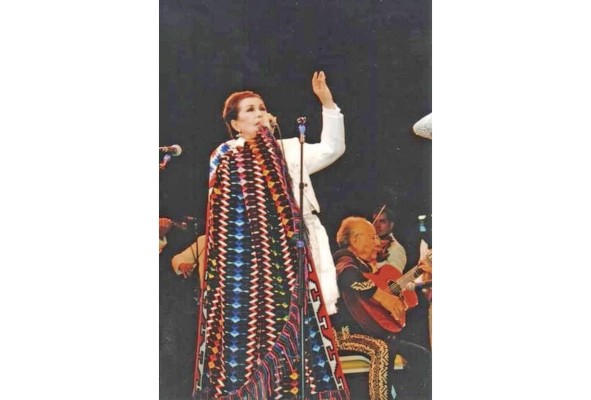 Lola Beltrán, en una de tantas presentaciones multitudinarias Lola Beltrán, en una de tantas presentaciones multitudinarias