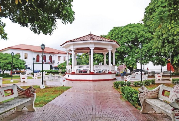 Algo que caracteriza a la provincia de Coclé son sus plazas al estilo colonial. Algo que caracteriza a la provincia de Coclé son sus plazas al estilo colonial.