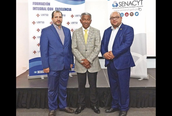 Galileo Solís, jefe de equipo del programa del BID; el Dr. Eduardo Ortega-Barría, secretario nacional de Senacyt y el Dr. Luis Carlos Herrera, vicerrector de investigación y extensión de la Universidad Santa María La Antigua. Galileo Solís, jefe de equipo del programa del BID; el Dr. Eduardo Ortega-Barría, secretario nacional de Senacyt y el Dr. Luis Carlos Herrera, vicerrector de investigación y extensión de la Universidad Santa María La Antigua.