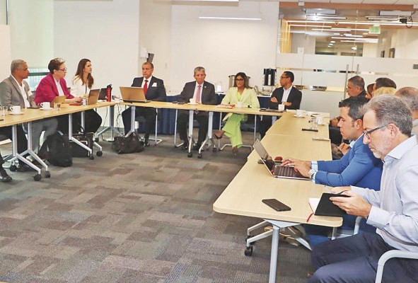 Reunión entre autoridades del Miviot y el BID y gremios de construcción. Reunión entre autoridades del Miviot y el BID y gremios de construcción.