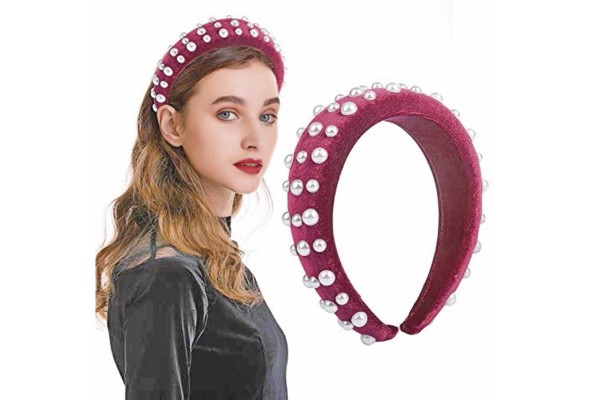La diadema aunque es una pieza antigua volvió a estar en boga en los años 90 y retorna con fuerza este 2020. La diadema aunque es una pieza antigua volvió a estar en boga en los años 90 y retorna con fuerza este 2020.