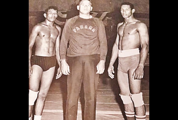 Wanelge Castillo (Izq.) junto a Aaron Cohen y Segundo Olmedo (Der.), cuando los tres enaltecían a la lucha como atletas y dirigentes. Wanelge Castillo (Izq.) junto a Aaron Cohen y Segundo Olmedo (Der.), cuando los tres enaltecían a la lucha como atletas y dirigentes.