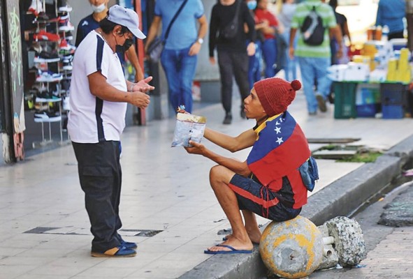 Muchos buscan reunir algo de dinero para comprar el boleto de avión que los lleve a Venezuela. Muchos buscan reunir algo de dinero para comprar el boleto de avión que los lleve a Venezuela.
