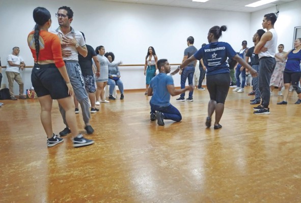 Actores en el salón de ensayo, días antes de estrenar el musical. Actores en el salón de ensayo, días antes de estrenar el musical.