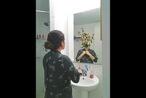 María Gabriela Herrera tituló su obra 'Y hoy me marchité'. Su tema se orienta hacia la salud mental. María Gabriela Herrera tituló su obra 'Y hoy me marchité'. Su tema se orienta hacia la salud mental.