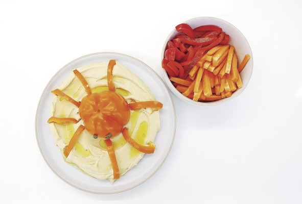 Hummus con crudités: entre sus ingredientes se encuentran el pimentón y la zanahoria. Hummus con crudités: entre sus ingredientes se encuentran el pimentón y la zanahoria.