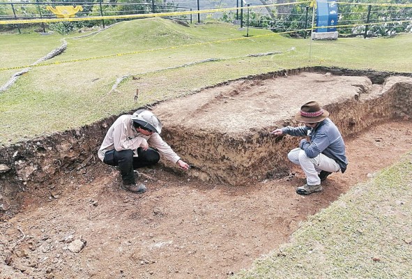 El arqueólogo Mendizábal excava una de las piezas conocida como fosas del siglo XVIII. El arqueólogo Mendizábal excava una de las piezas conocida como fosas del siglo XVIII.