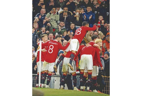 El equipo del Manchester United celebra un gol en el periodo añadido del segundo tiempo. El equipo del Manchester United celebra un gol en el periodo añadido del segundo tiempo.