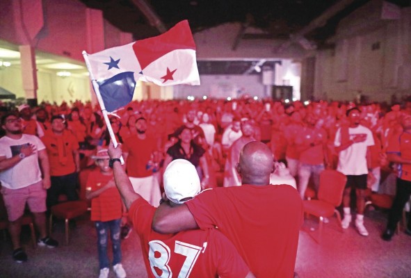 Fanáticos cuando veían el partido entre Panamá y México. Fanáticos cuando veían el partido entre Panamá y México.