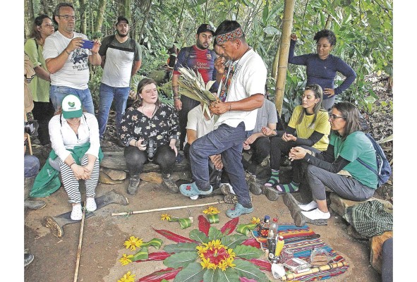 Un jaibaná o médico tradicional realizando un ritual de limpieza espiritual. Un jaibaná o médico tradicional realizando un ritual de limpieza espiritual.