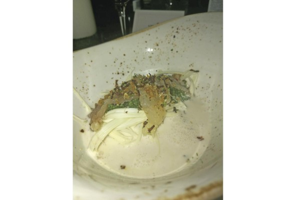 Pesca del día curada con tajadas y gremolatta Pesca del día curada con tajadas y gremolatta
