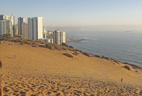 Para cerrar el día con broche de oro, la recomendación es ir a la Dunas de Concón y contemplar el atardecer. Para cerrar el día con broche de oro, la recomendación es ir a la Dunas de Concón y contemplar el atardecer.