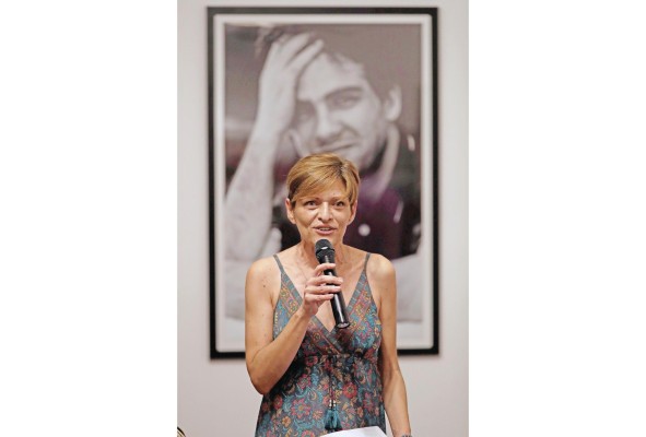 Elisa Pavón. Al fondo, retrato de Juantxu Rodríguez Elisa Pavón. Al fondo, retrato de Juantxu Rodríguez