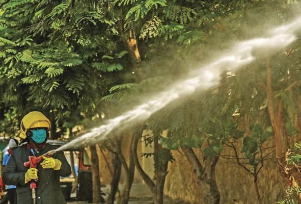 Operativo de desinfección en áreas residenciales, durante el cierre de emergencia por coronavirus en Mira Road, cerca de Mumbai, India, el 30 de abril de 2020. Operativo de desinfección en áreas residenciales, durante el cierre de emergencia por coronavirus en Mira Road, cerca de Mumbai, India, el 30 de abril de 2020.
