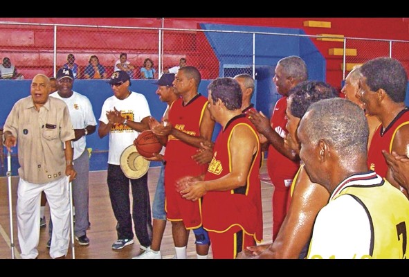 El 'Grillo' Holness, en un torneo de veteranos. Siempre fue un entusiasta del baloncesto, y por ello invitado a participar en la inauguración de diversas ligas. El 'Grillo' Holness, en un torneo de veteranos. Siempre fue un entusiasta del baloncesto, y por ello invitado a participar en la inauguración de diversas ligas.