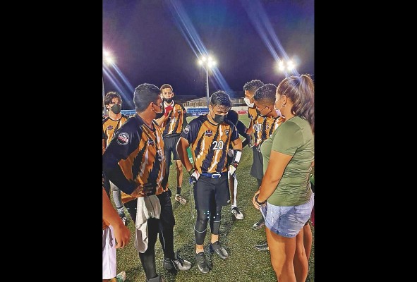 Ashley Sánchez da instrucciones a su equipo masculino, durante un partido de 'flag football' en la capital. Ashley Sánchez da instrucciones a su equipo masculino, durante un partido de 'flag football' en la capital.