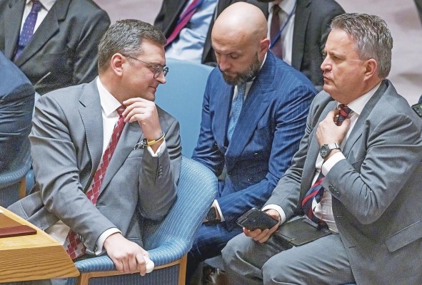 El ministro de Exteriores ucraniano, Dmytro Kuleba (i), habla con el embajador de Ucrania ante la ONU, Sergiy Kyslytsya (d). El ministro de Exteriores ucraniano, Dmytro Kuleba (i), habla con el embajador de Ucrania ante la ONU, Sergiy Kyslytsya (d).