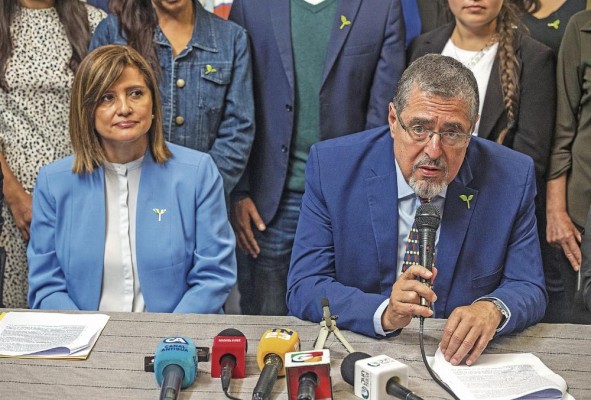 El candidato a presidente Bernardo Arévalo (d) junto a su vicepresidente Karin Herrera (i) El candidato a presidente Bernardo Arévalo (d) junto a su vicepresidente Karin Herrera (i)
