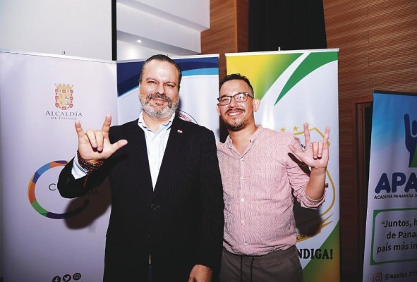 El viceministro de Cultura, Gabriel González (iz), es una persona con discapacidad auditiva. El viceministro de Cultura, Gabriel González (iz), es una persona con discapacidad auditiva.