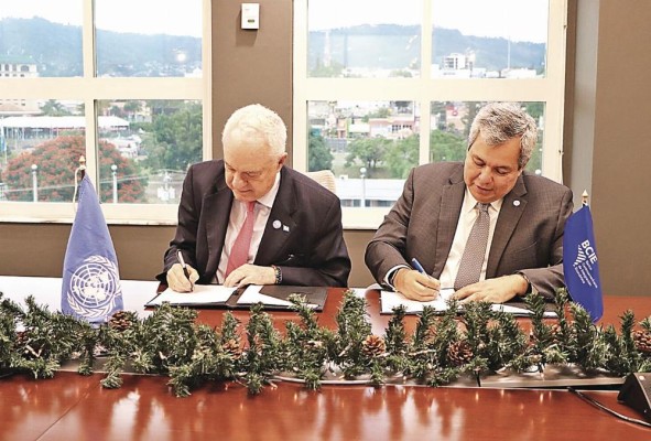 Mario Lubetkin, representante regional de la FAO y Dante Mossi, presidente del BCIE, durante la firma del acuerdo. Mario Lubetkin, representante regional de la FAO y Dante Mossi, presidente del BCIE, durante la firma del acuerdo.