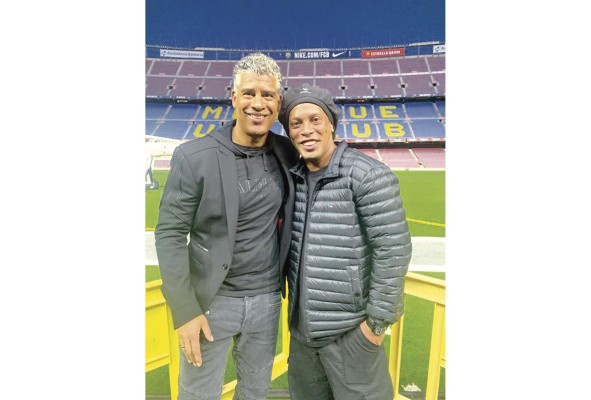 En el Camp Nou, el pasado 7 de febrero, con Frank Rijkaard el técnico que lo dirigió en el Barcelona. “Mi jardín, mi pista de baile” expresó el brasileño. En el Camp Nou, el pasado 7 de febrero, con Frank Rijkaard el técnico que lo dirigió en el Barcelona. “Mi jardín, mi pista de baile” expresó el brasileño.