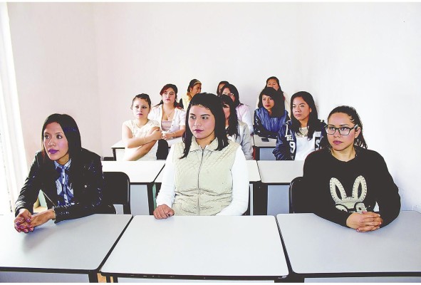La UP acoge a 75,300 alumnos, cuenta con 19 facultades, 10 centros regionales y 5 extensiones. La UP acoge a 75,300 alumnos, cuenta con 19 facultades, 10 centros regionales y 5 extensiones.