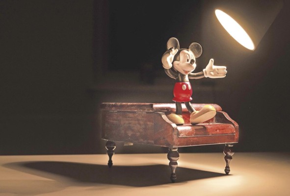 La fórmula elegida ahora por Disney es evitar que los menores de siete años puedan acceder a las cintas, ni siquiera advertidos, y sacan del catálogo las películas consideradas inapropiadas. La fórmula elegida ahora por Disney es evitar que los menores de siete años puedan acceder a las cintas, ni siquiera advertidos, y sacan del catálogo las películas consideradas inapropiadas.