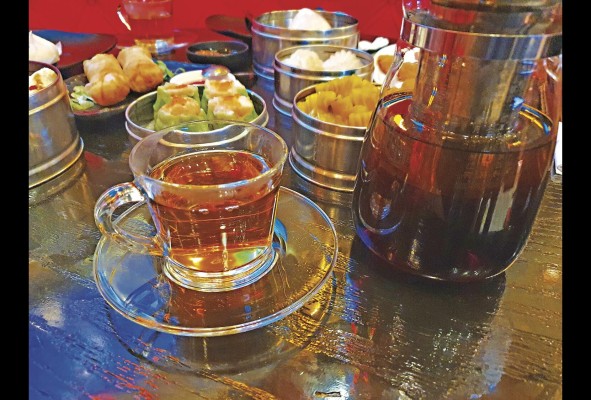 Con la mesa ya servida, el té es uno de los acompañantes tradicionales. Restaurante Jade Garden - Costa del Este. Con la mesa ya servida, el té es uno de los acompañantes tradicionales. Restaurante Jade Garden - Costa del Este.