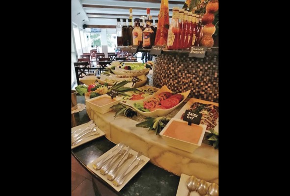 Alrededor de 22 ensaladas componen el buffet Alrededor de 22 ensaladas componen el buffet