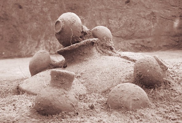 Vasijas encontradas en un entierro excavado en el proyecto. Vasijas encontradas en un entierro excavado en el proyecto.
