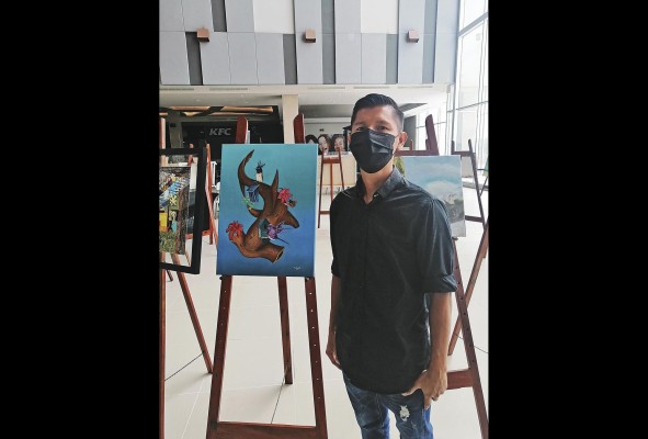 El artista Membache junto a su obra 'Inspiración de cuarentena', realizada en medio de la pandemia. El artista Membache junto a su obra 'Inspiración de cuarentena', realizada en medio de la pandemia.