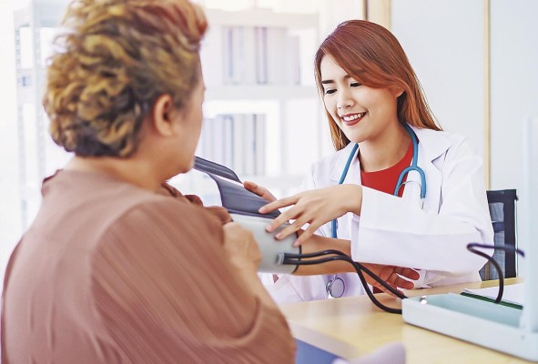 Visitar al médico ante cualquier anomalía ayuda a prevenir muchas enfermedades. Visitar al médico ante cualquier anomalía ayuda a prevenir muchas enfermedades.